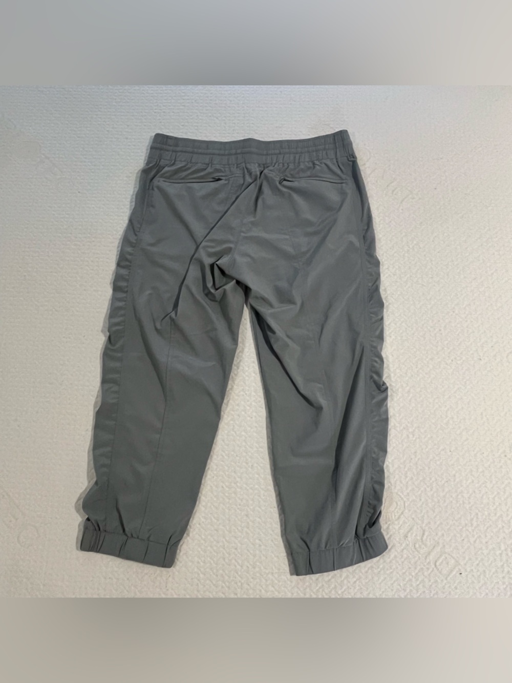 Athleta Women’s Gray Capris Cropped Joggers Trackpants Size 8 Lightweight - Picture 3 of 6